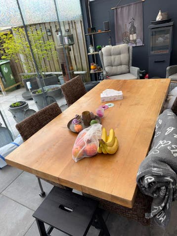 Houten eettafel met zwart metalen onderstel