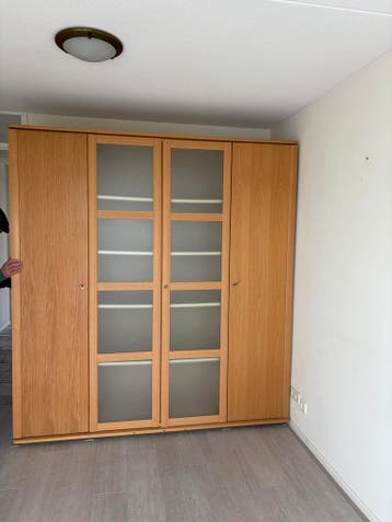 Gratis Slaapkamerkast met deuren en planken