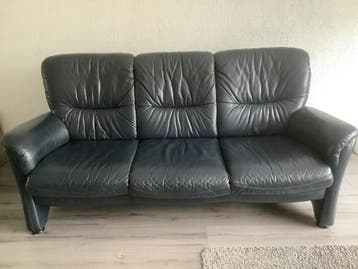 Donkerblauwe leren bank met 2 Fauteuils.