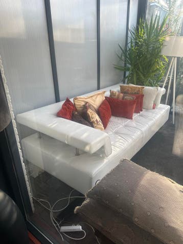 Witte leren bank, gebruikt, mist een poot - gratis