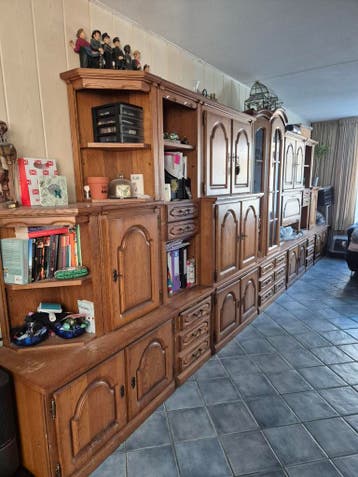 Eikenhouten wandmeubel met buffet-, vitrine- en tv-kast