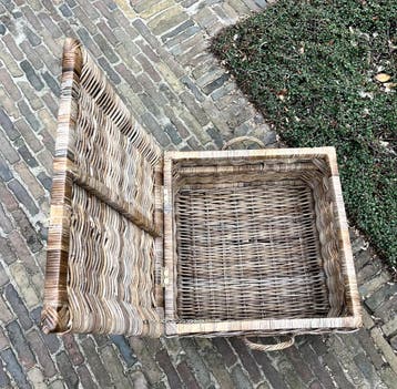 Grote rieten mand met deksel - gratis af te halen