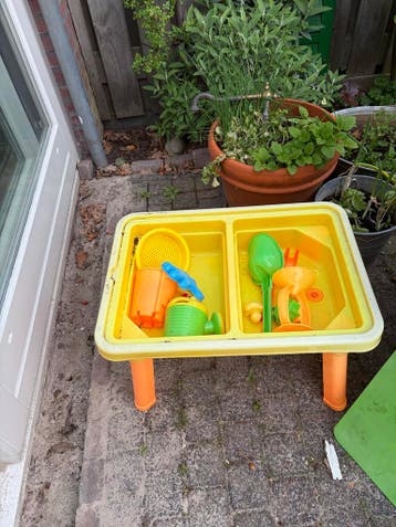 Diverse keukenspullen: mokken, ovenschalen, geldkistje