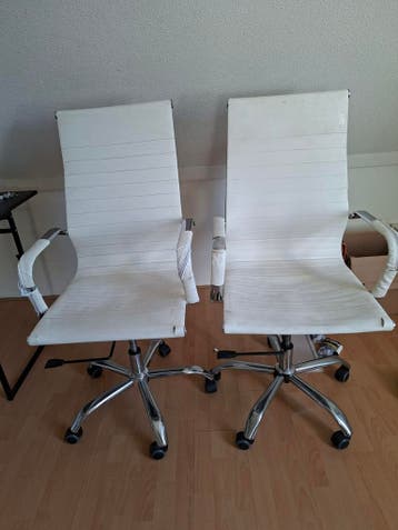 2 stoelen in hoogte verstelbaar