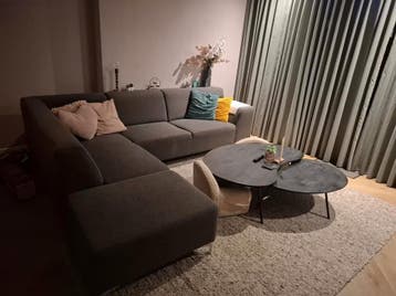 GRATIS OPHALEN! Grijze hoekbank met losse hocker