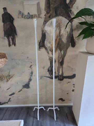 2 zware metalen hoge vloerkandelaars