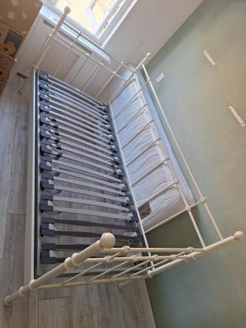 GRATIS OPHALEN Eenpersoonsbed 90x200 cm. Incl. Lattenbodem.