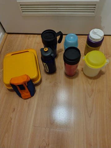 Verschillende drinkbekers en een broodtrommel