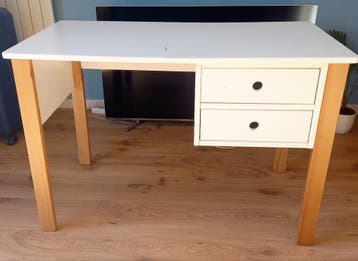 Gratis ophalen: leuk bureau met wat gebruikssporen.