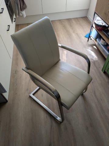 Vier gebruikte eettafelstoelen