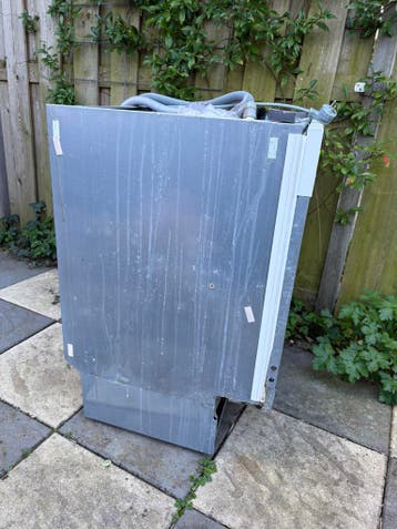 Kapotte vaatwasser + herenfiets voor OUD IJZER