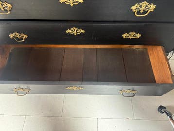 Klassieke houten ladekast – zwart met gouden details