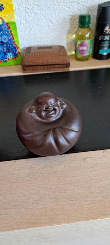 Een leuke boedha met een doos