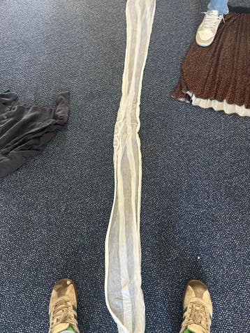 Lichtdoorlatend wit gordijn, lang en smal