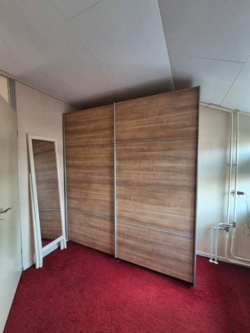 Kledingkast met schuifdeuren