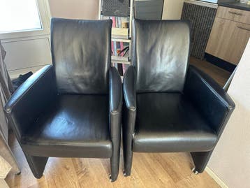 2 zwarte leren eetkamerstoelen met armleuning