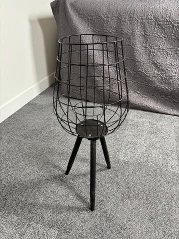 Zwarte metalen draadmand op poten