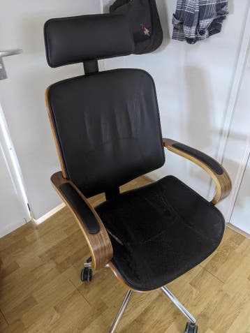 Zwarte bureaustoel met houten details