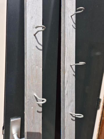 Twee houten latten met haken