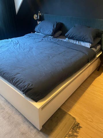 Ikea Malm met blauw beklede hoofdbord