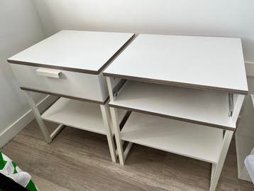 Twee witte IKEA nachtkastjes, 1 lade ontbreekt