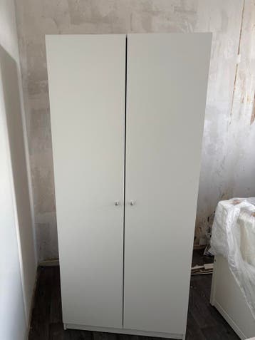 Witte kledingkast met twee deuren