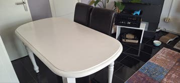 Hoogglans witte eettafel met 4 donkere stoelen