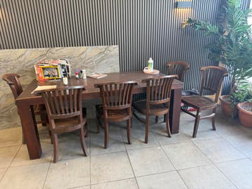 Eettafel met 6 stoelen gratis