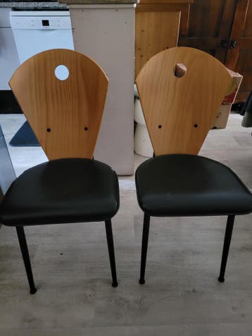 Twee houten stoelen.