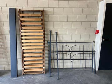 Bedframe met lattenbodem 140x200 Gratis ophalen.