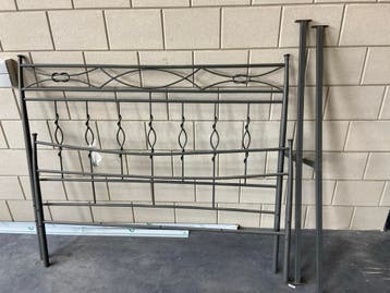 Bed 140x200 met metalen frame