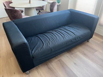 Zwarte bank (met ook witte hoes)