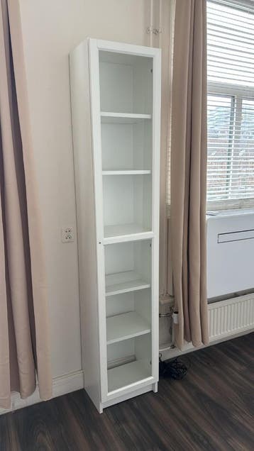 Smalle witte boekenkast
