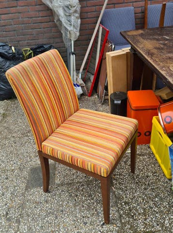 4 gratis stoelen met hoes