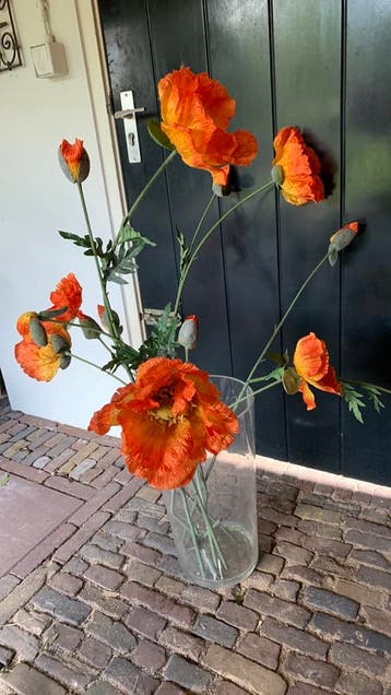 Gratis grote glazen vaas met bloemen