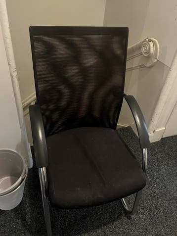 2 zwarte stoelen (gratis)