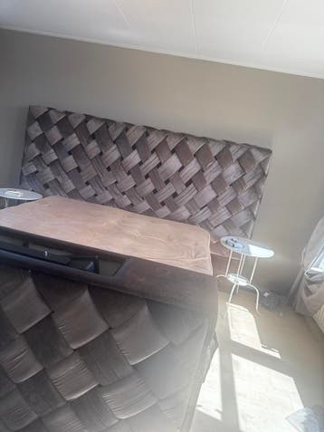 Groot tweepersoonsbed met ingebouwde TV