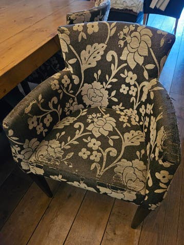 Bruine stoel met bloemenpatroon