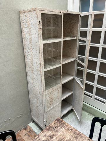 Gratis: Metalen wandkast met raampjes - Vintage look