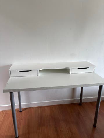 Wit IKEA bureautje