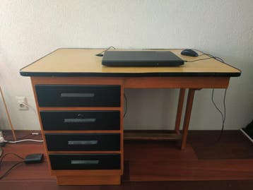 Prima houten bureau met lades! -GRATIS-