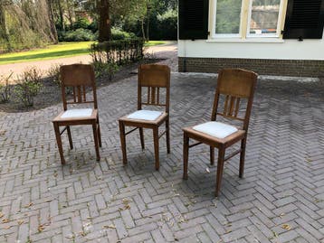 Gratis 3 vintage stoeltjes met stoffen zitting.
