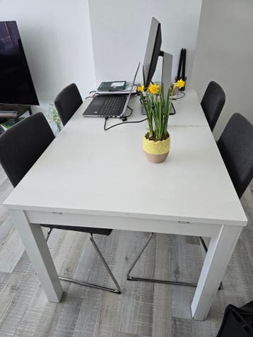 Witte eettafel met 4 stoelen