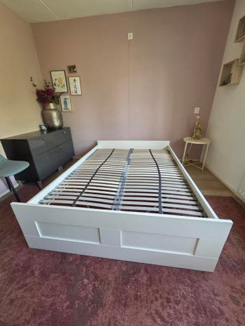 GRATIS IKEA BRIMNES bed 140x200 cm met 2 lattenbodems