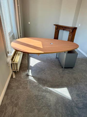 Houten bureau met metalen onderstel