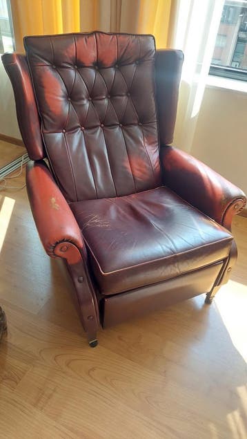 Oude relaxstoel jaren 40 chesterfield? Gratis