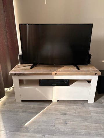 Gratis Houten tv meubel met stone wood bovenblad