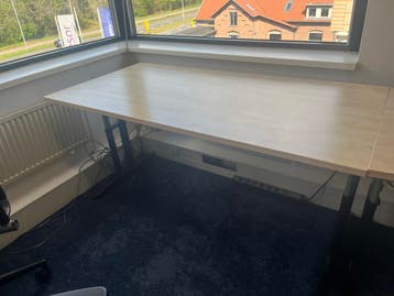 4 bureaus: 1x recht, 3x gegolfd - Ideaal voor kantoor