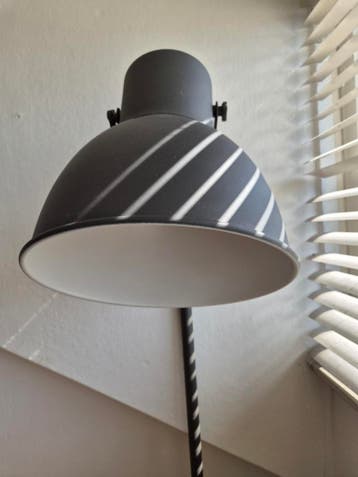 Zwarte vloerlamp met kap GRATIS