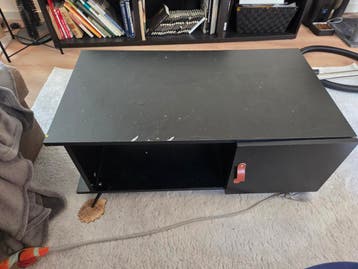 Gratis zwart bijzettafeltje met opbergkastje